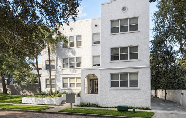 *Rare* Renovated 2 Bedroom 1 Free Parking Space Located Steps from Lake Eola, Downtown Orlando