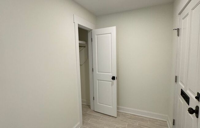 GORGEOUS NEW CONSTRUCTION GARDEN UNIT-PARKING INCLUDED!