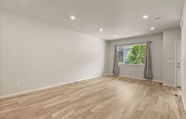 3 beds, 2.5 baths, $2,395, Unit UNIT 4