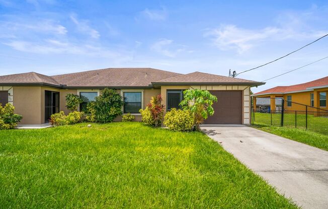 Charming 2 bedrooms+ DEN , 2 bathrooms duplex with fence yard in Lehigh Acres
