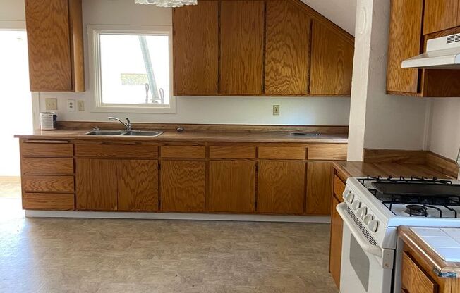 2 beds, 1 bath, $2,200