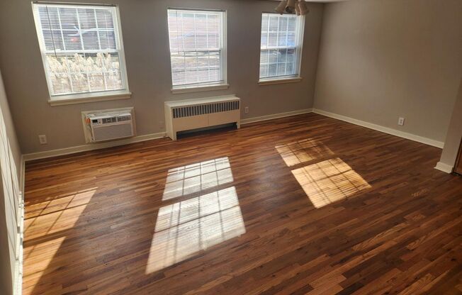 2 beds, 1 bath, 897 sqft, $2,235, Unit B-05