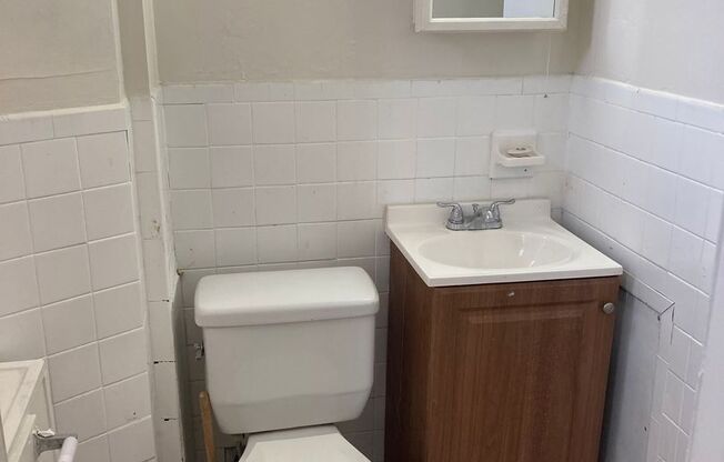 Studio, 1 bath, 450 sqft, $1,049, Unit 42-1R