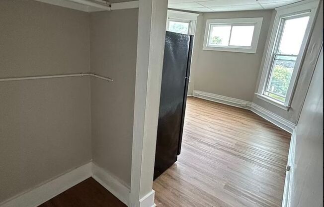 Studio, 1 bath, 940 sqft, $916, Unit 4