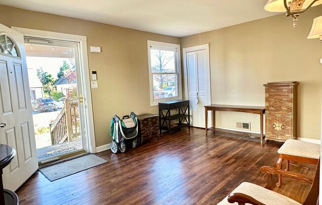 4 Bed + 2 Bath - Screened in Porch! Pets Welcome! Parking!