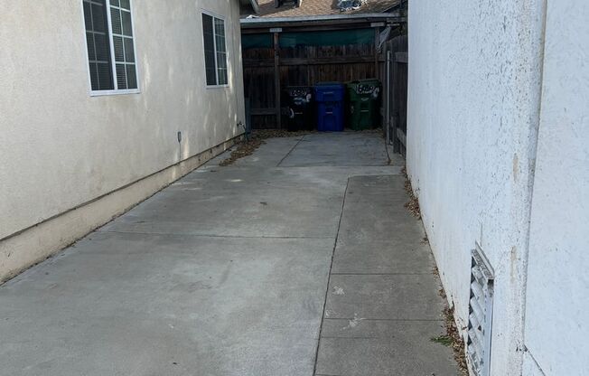 2 beds, 1 bath, $2,895, Unit 16030 Saticoy St.