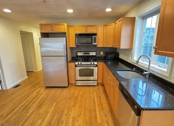 2 beds, 2 baths, 1,100 sqft, $2,900, Unit 1