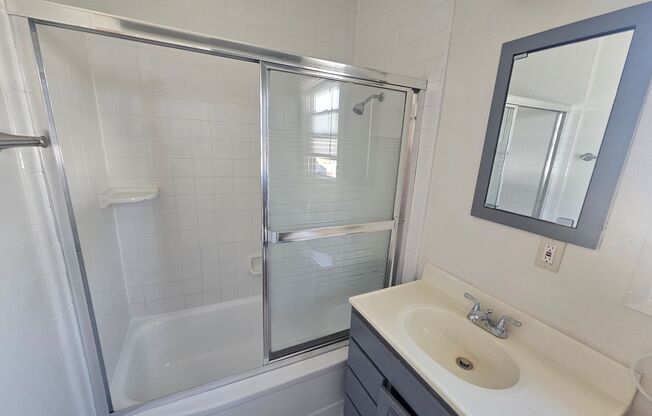 2 beds, 1 bath, $2,395, Unit 185 1/2