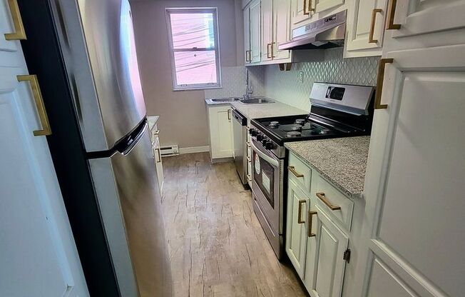 1411 E Carson