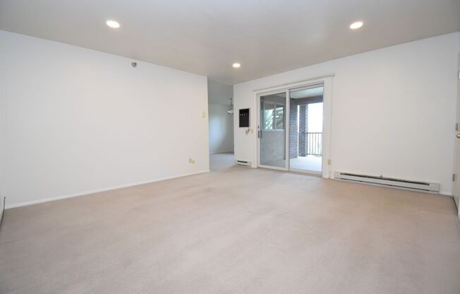 PET FRIENDLY Spacious 3rd floor apartment in the heart of town! 2bedroom 1.5 bath