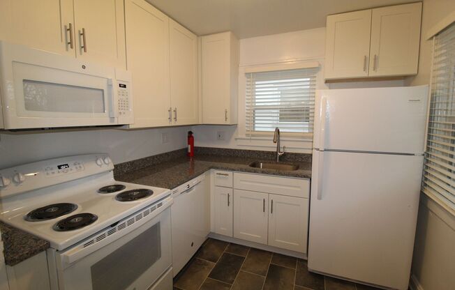 2 beds, 1 bath, $1,350, Unit 4007 BELL STREET