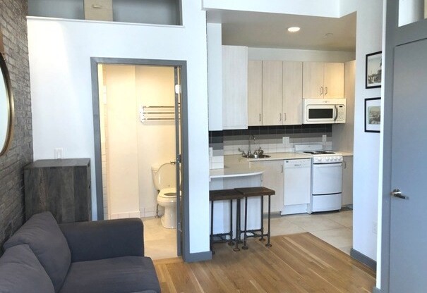 Studio, 1 bath, $2,600, Unit 62