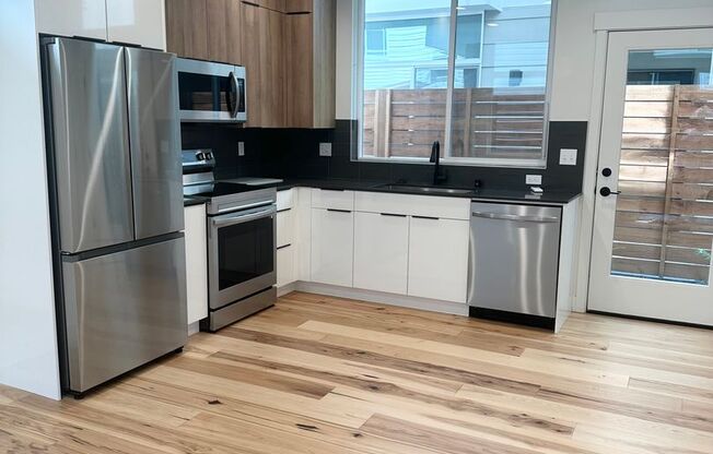 Just listed! Modern 2-bed, 2-bath Townhome near Greenlake!