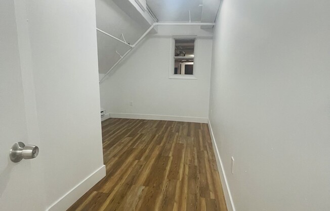 3 beds, 1 bath, 850 sqft, $3,400, Unit BASE