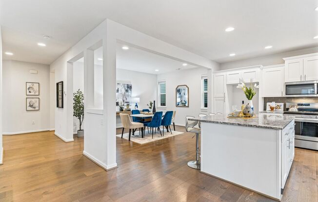 Modern Built Home in Great Neighborhood - 4 bed with den + 2.5 bath, New Kitchen