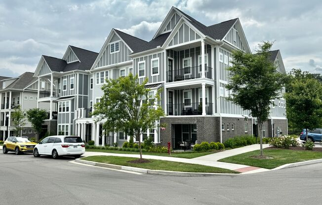 2 Bed, 2 Bath Condo on Top Floor w/ Elevator Close to Downtown Franklin