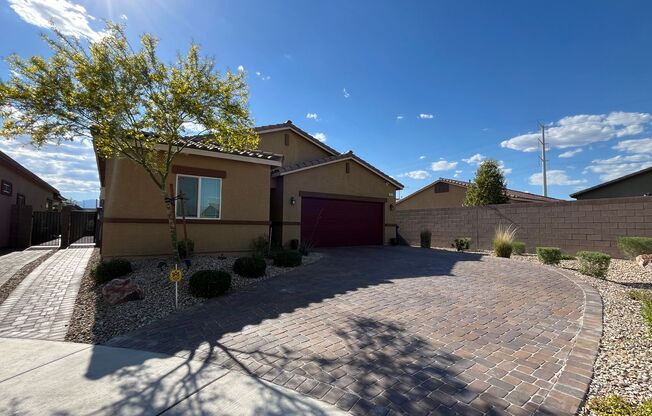 Lovely Single Story Home with Pool near Aliante Casino!