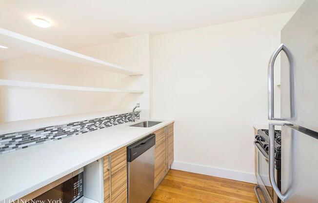 572 5 AVE