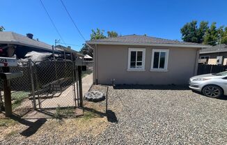 2 Bedroom, 1 Bathroom Roseville Cottage for Lease.