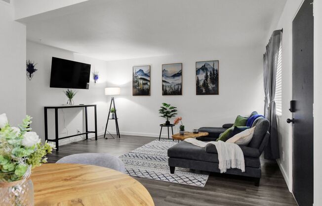 2 beds, 1 bath, 814 sqft, $1,295, Unit 23 E St. Elmo Ave. Unit 112