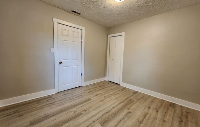 3 beds, 1 bath, $930