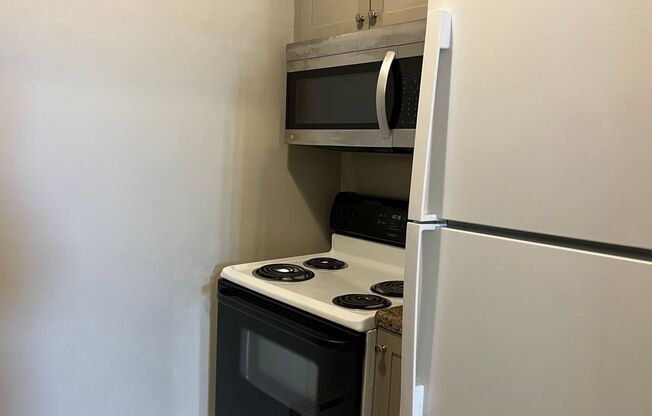 3 beds, 1 bath, $1,225, Unit 525 1/2- Apt. F