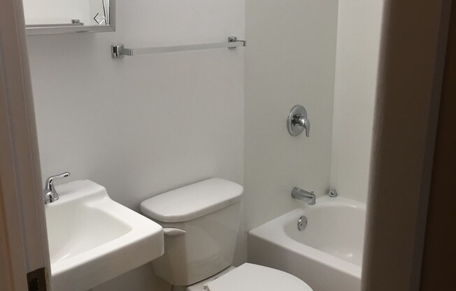 2 beds, 1 bath, $850, Unit 14