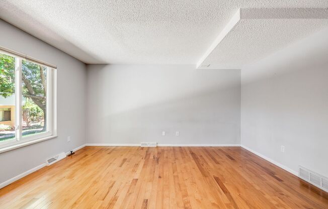 2 Bedroom 2.5 Bath Townhome in Southeast Denver available NOW!