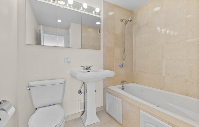 1 bed, 1 bath, 746 sqft, $3,600, Unit 32D
