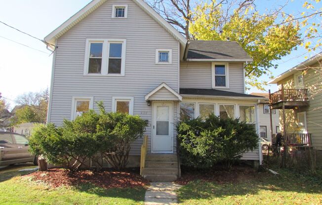 House with Huge Kitchen and Free Parking