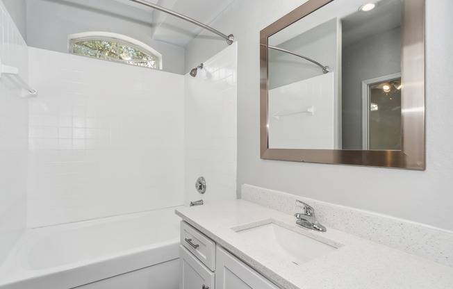 Henley Tampa Palms | Tampa, FL | Bathroom w/ Shower/Tub Combination