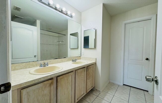 4 beds, 2 baths, $1,695, Unit UNIT A