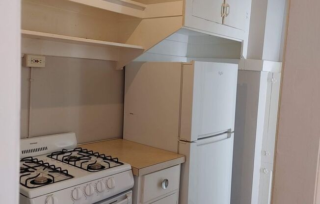 Studio, 1 bath, 315 sqft, $999, Unit 2I