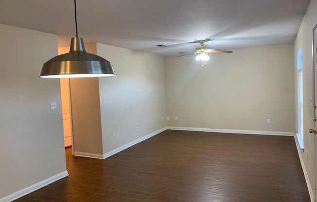 3/2/1 Duplex / Luxury Vinyl Plank - NO Carpet!! Close to IH 35 for commuters