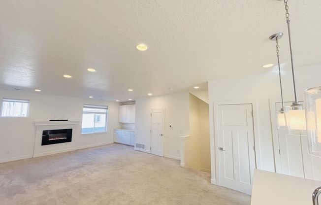 3883 KOMENDA CT