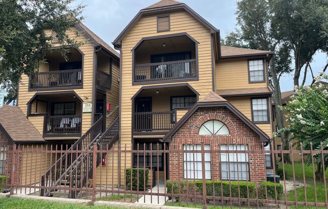 355 Lakepointe Drive #204