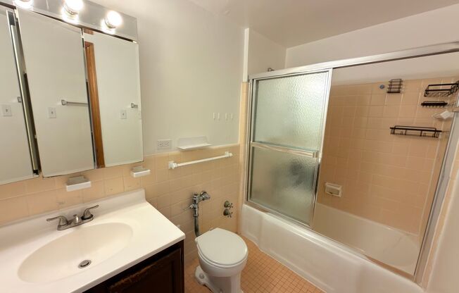 1 bed, 1 bath, 700 sqft, $1,765, Unit 418-1411