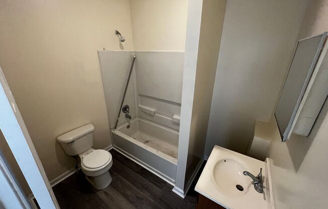 2 beds, 1 bath, $1,195, Unit 1F