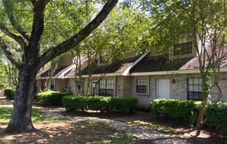 Spacious townhome with Garage Off Perkins Rd in The Shire