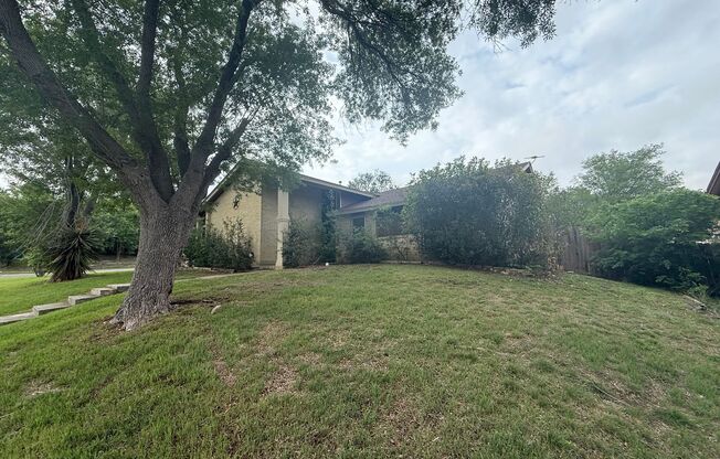 Large lot With Mature Trees and a Spacious Floorplan
