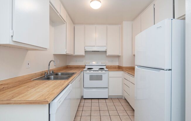 Beautiful 2 BR in Pacific Beach with Parking and GREAT Location!