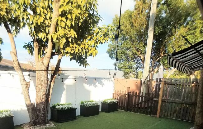 Beautiful 2/2 Towhhouse Feel Condo  x Rent in Winter Park next to Full Sail University !