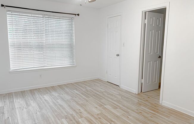 MOVE IN NOW!! Spacious 3 x2 on 2nd floor with screened in porch!! All tile floors!!