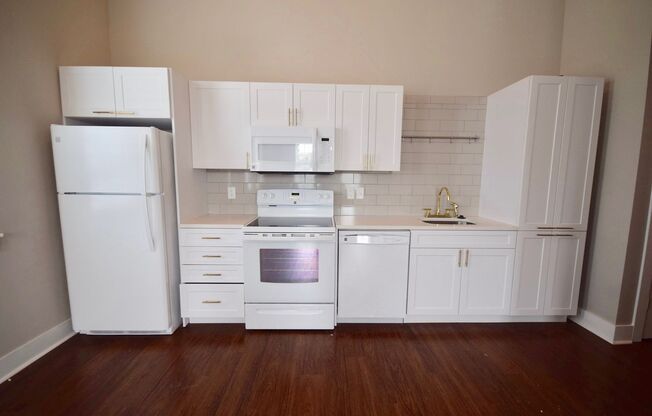 2 beds, 2 baths, 967 sqft, $1,400, Unit 301