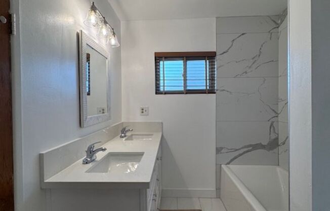 Charming 4bd 3ba House with backyard