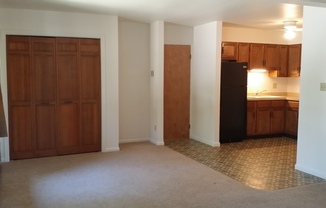 2 beds, 1 bath, $1,100, Unit B