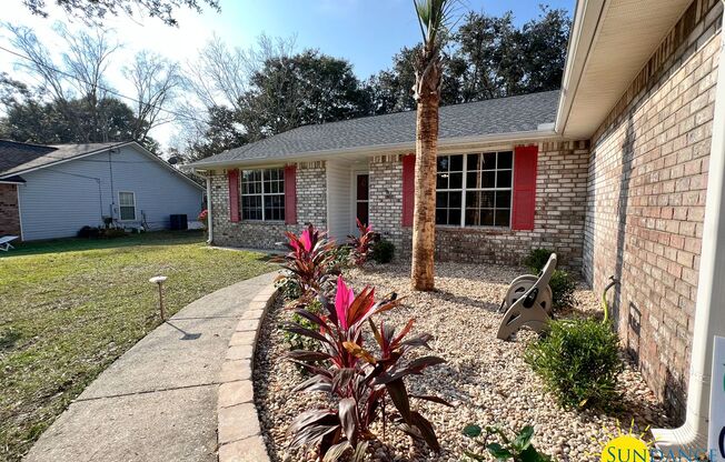 Gorgeous 3 Bedroom home in Navarre!