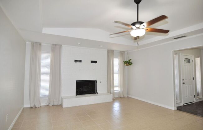 Lovely home w/Sunroom in Plano!