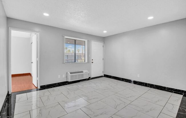 2 beds, 1 bath, 702 sqft, $1,150, Unit 8-1075