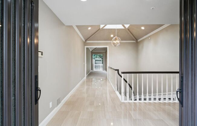 Elegant Los Altos Townhouse Near Redwood Grove & Shoup Park